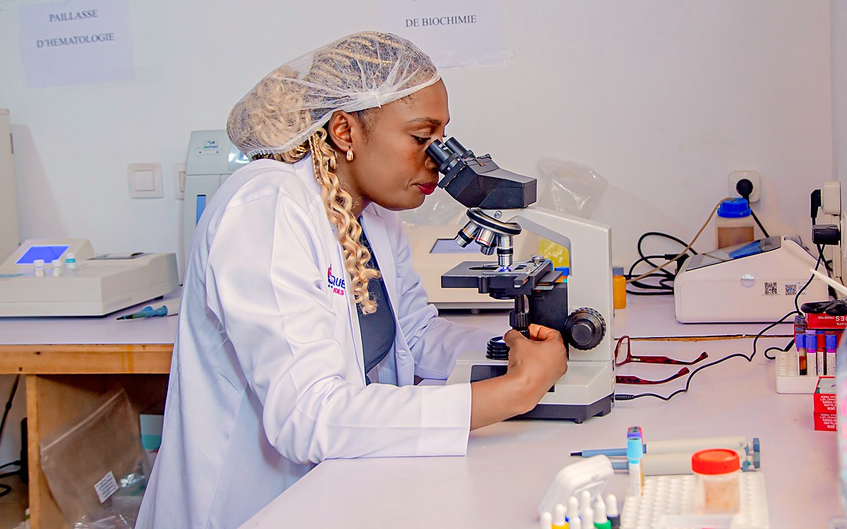 Analyse de laboratoire au microscope