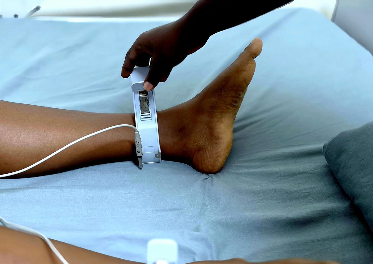 Pose d'une électrode d'électrocardiogramme, cardiologie de la Clinique Les Béatitudes, Yassa Douala