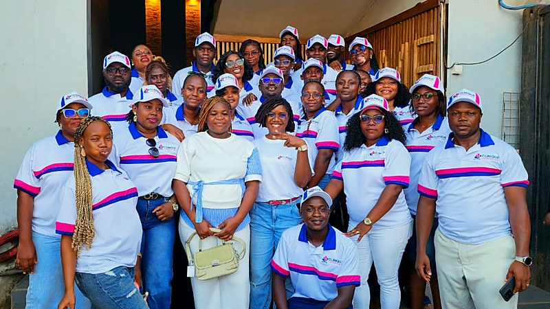 L'équipe de la Clinique Les Béatitudes à Yassa Douala : médecins, sages-femmes, infirmiers et personnel d'accueil