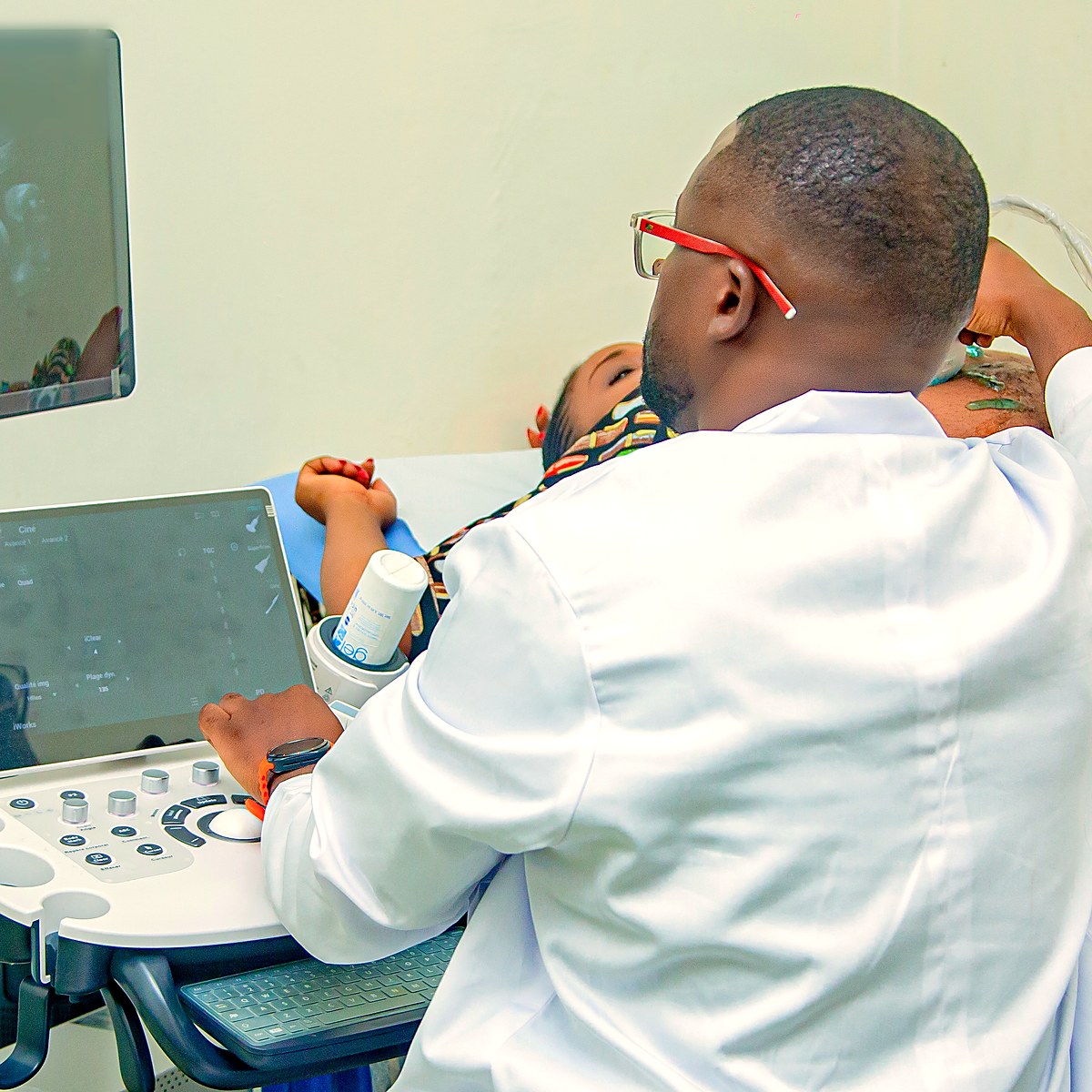 Consultation d'échographie à la Clinique Les Béatitudes, Yassa, Douala