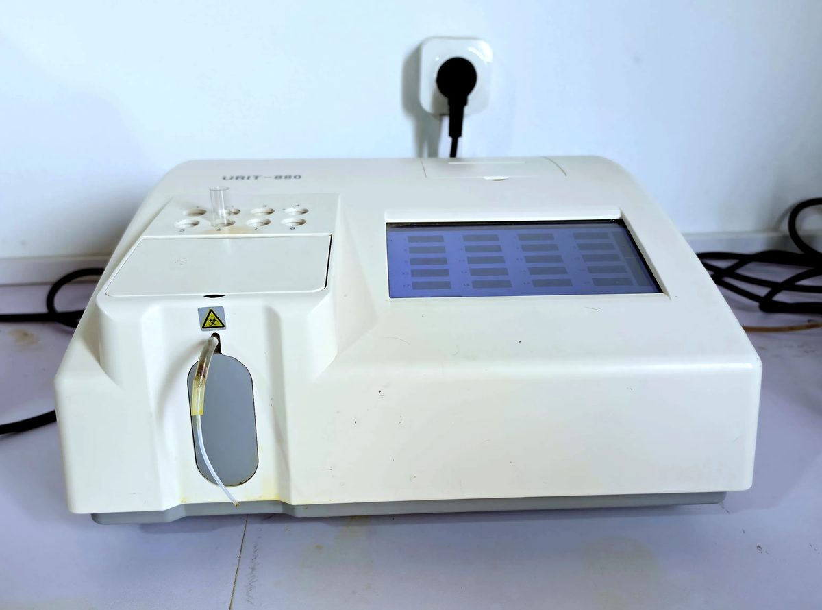 Automate de biochimie du laboratoire de la Clinique Les Béatitudes, Yassa Douala