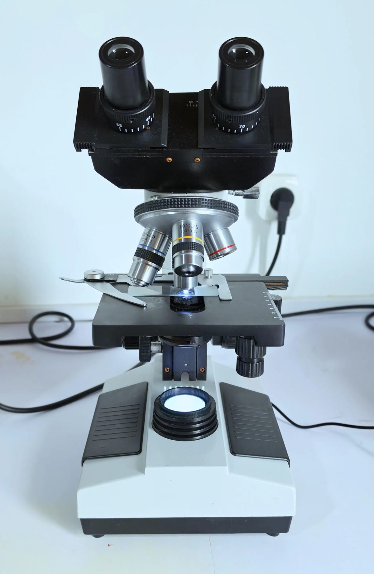 Microscope de parasitologie du laboratoire de la Clinique Les Béatitudes, Yassa Douala