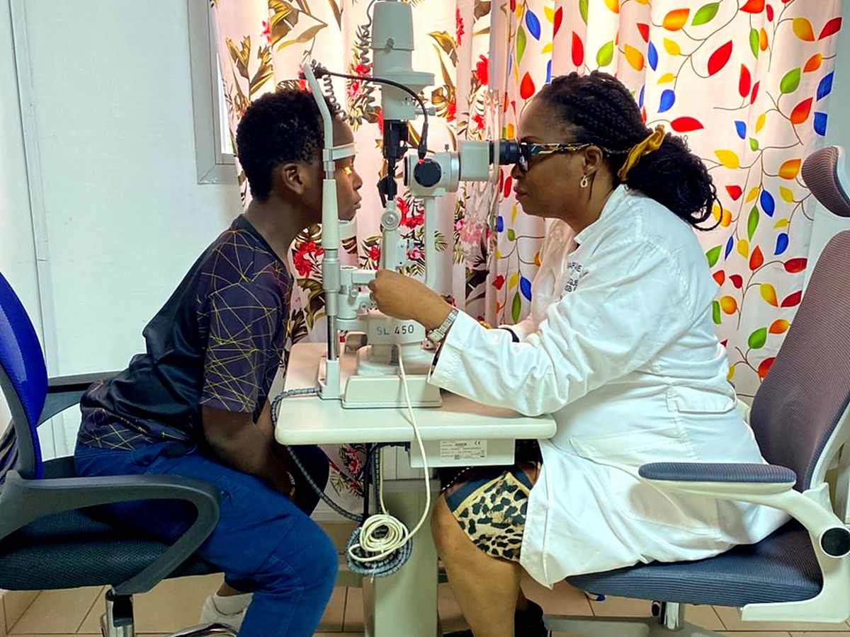 Examen ophtalmologique à la lampe à fente, ophtalmologie de la Clinique Les Béatitudes, Yassa Douala