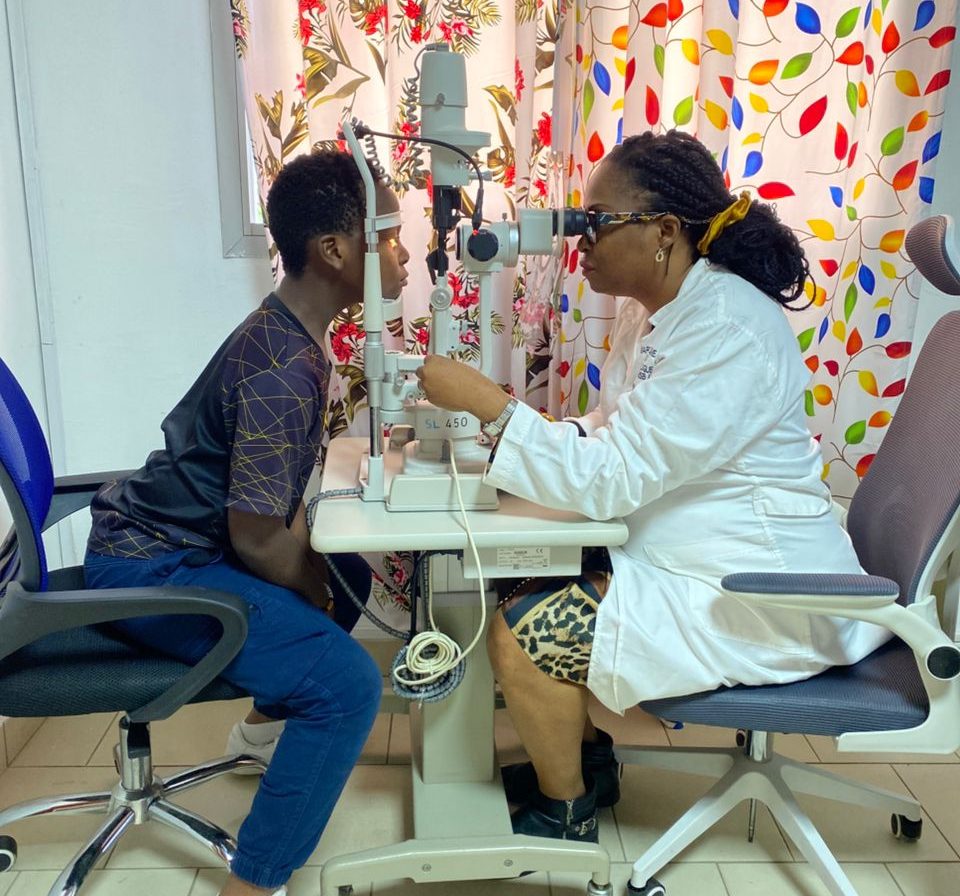 Examen à la lampe à fente, ophtalmologie de la Clinique Les Béatitudes, Yassa Douala