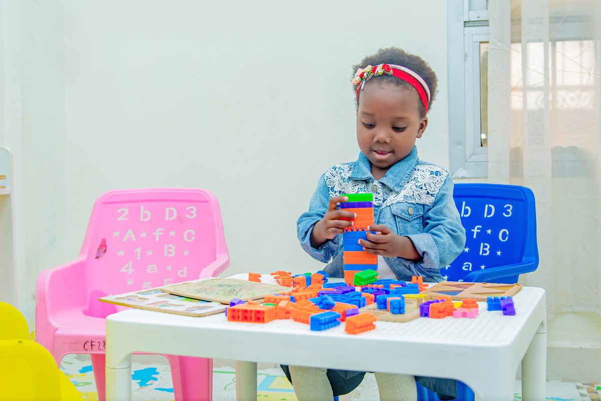 Enfant en salle de jeux, consultations et suivi de croissance en pédiatrie à la Clinique Les Béatitudes, Yassa Douala