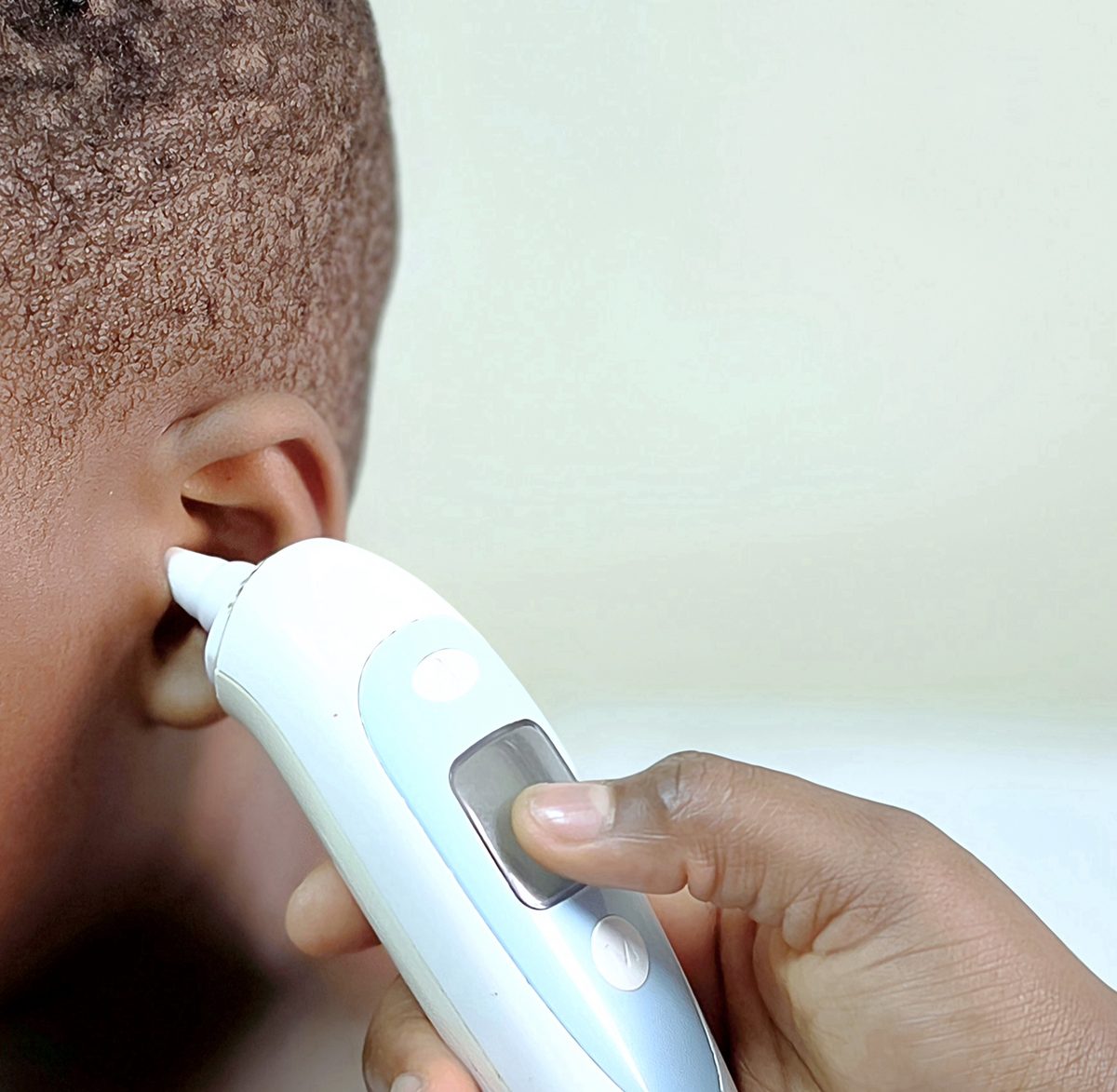 Prise de température auriculaire d'un enfant, pédiatrie à la Clinique Les Béatitudes, Yassa Douala